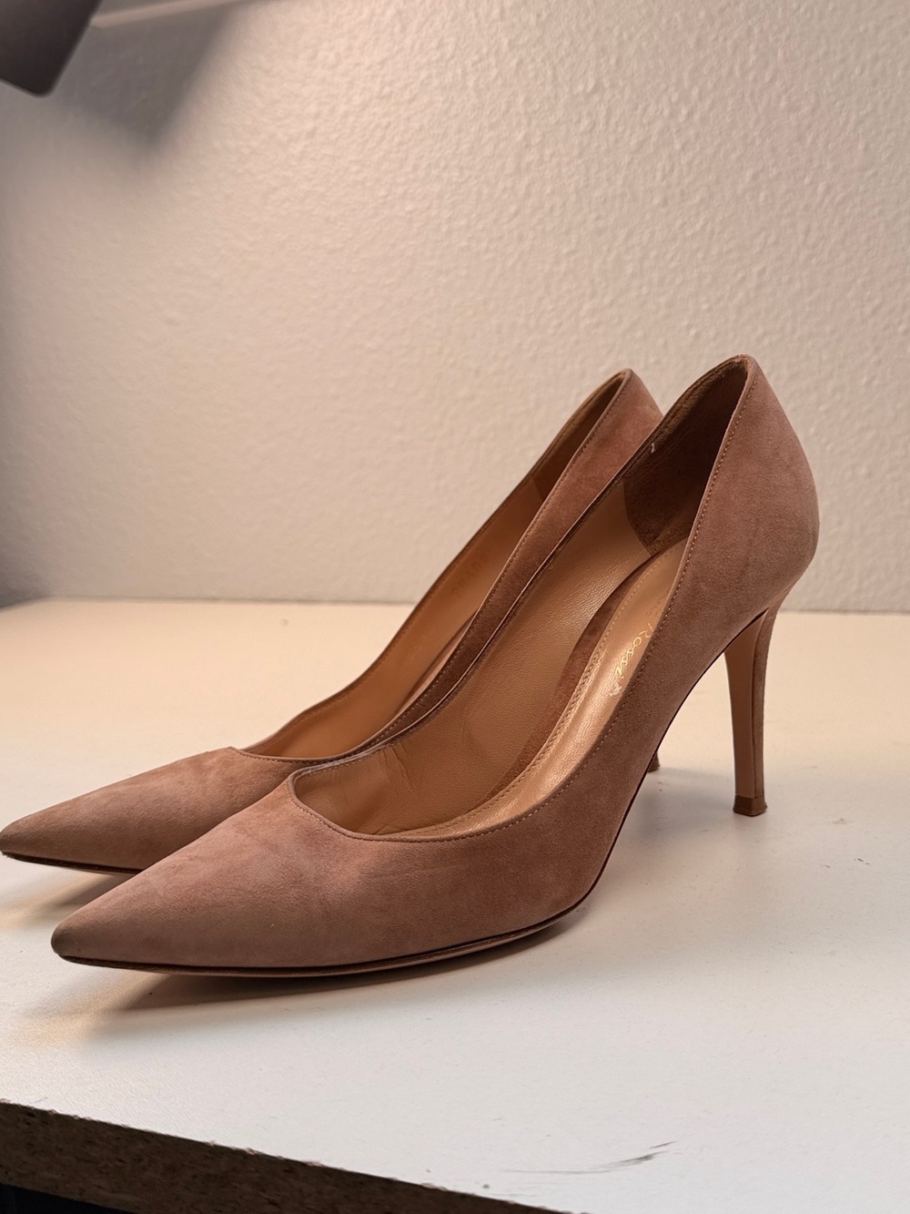Gianvito Rossi EllipsisSuede Pumps in Praline Size 37.5 Italy Size 7.5 Heels